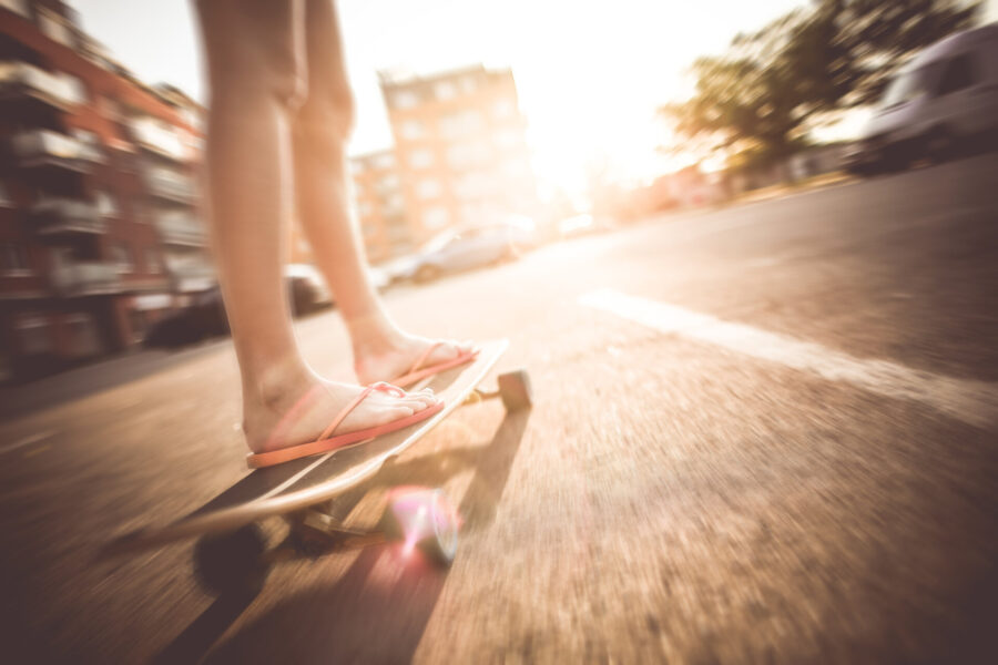 Choroba dwubiegunowa – najważniejsze informacje Crazy Girl Riding Her Longboard Picjumbo Com Nowe Widoki